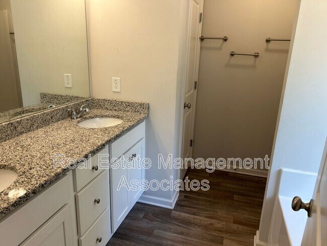Building Photo - 156 Meadowbrooke Dr