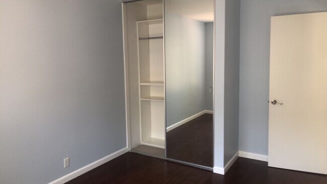 Building Photo - Charming 3 Bedroom, 2.5 Bath end unit Town...
