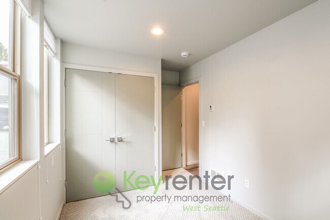 Building Photo - Modern 3 Bedroom with Rooftop Deck and In Unit Laundry