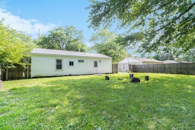 Building Photo - Contemporary, remodeled 920sqft., 3-bedroom, 1-bath single-family ranch with yard