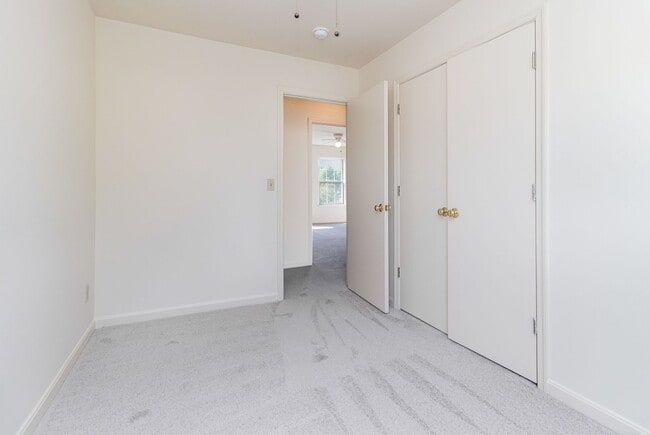 Building Photo - 3 Bedroom Townhome in Lee's Hill!