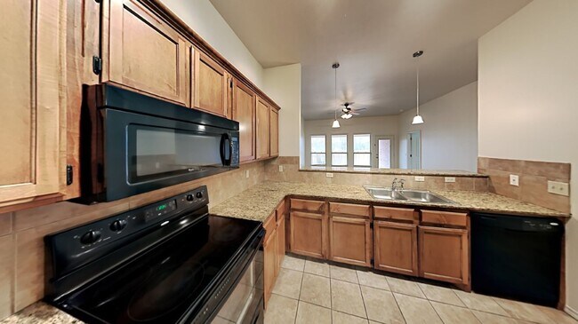 Building Photo - Very Nice 3 Bedroom 2 Bath Home in Yukon S...