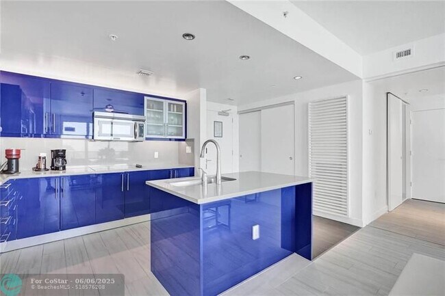 Building Photo - 3101 Bayshore Dr