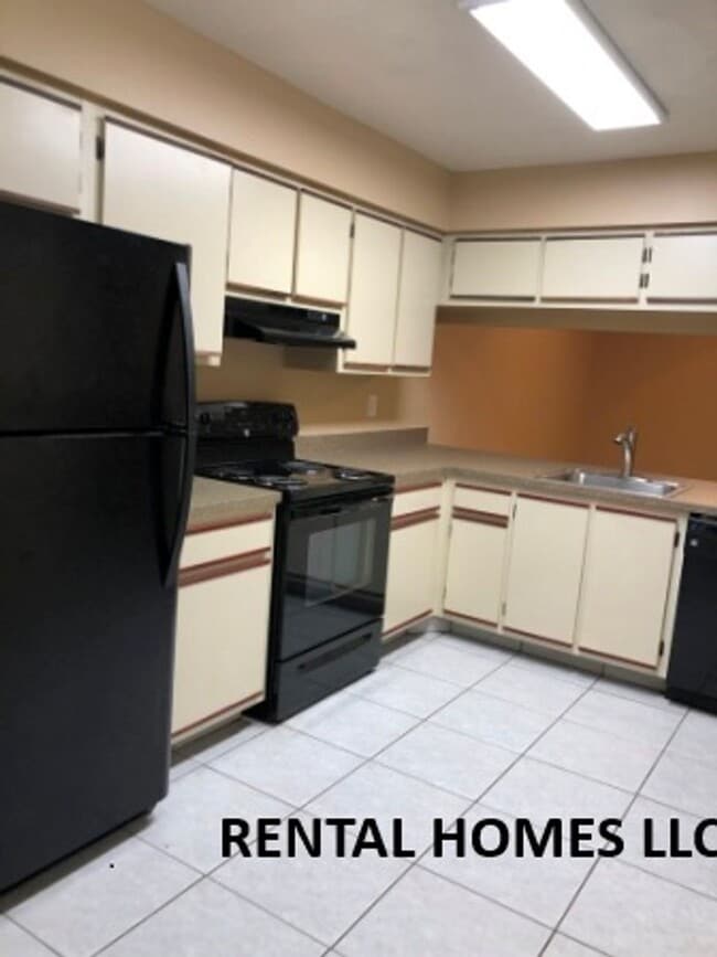 Building Photo - Patio Home with 3 Bedroom and 2 Bathrooms,...