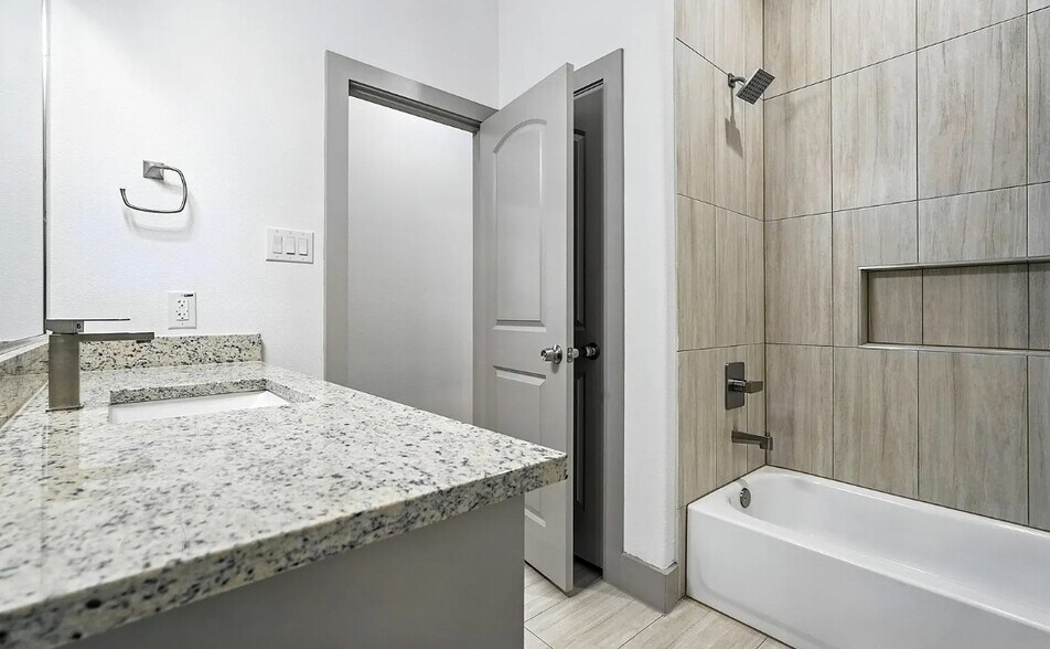 Building Photo - 716 Oak Creek Dr