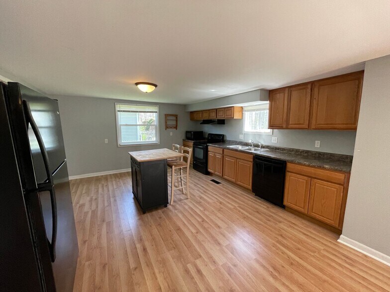 Building Photo - 2306 Deerwood Dr