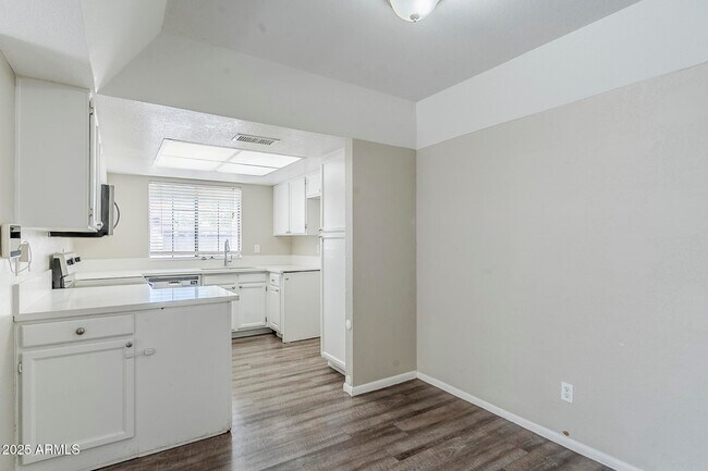 Building Photo - 818 S Westwood