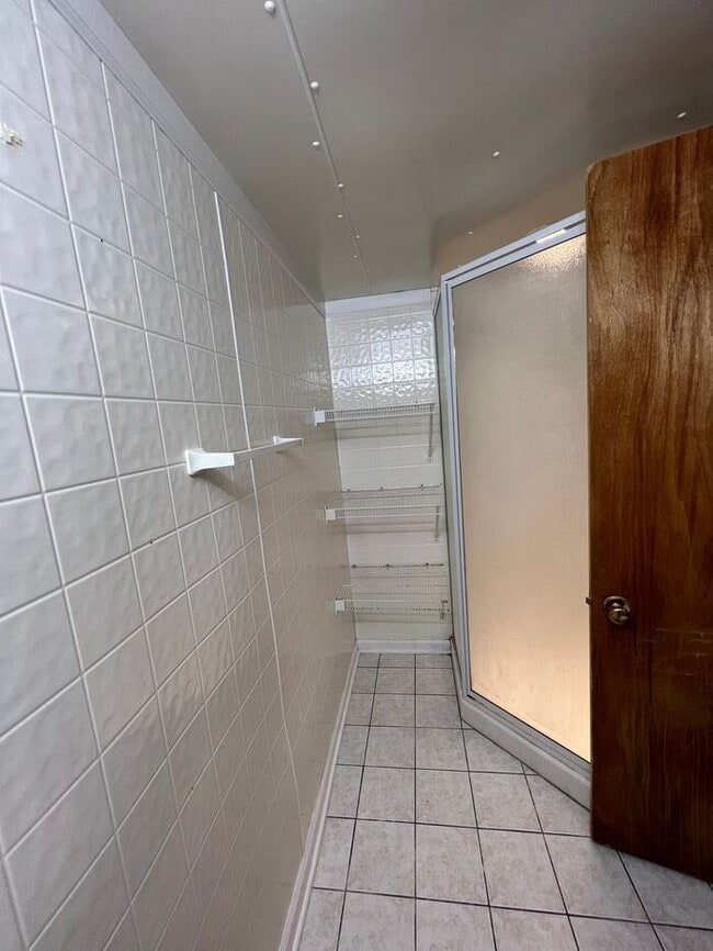 Building Photo - Studio Apartment!!