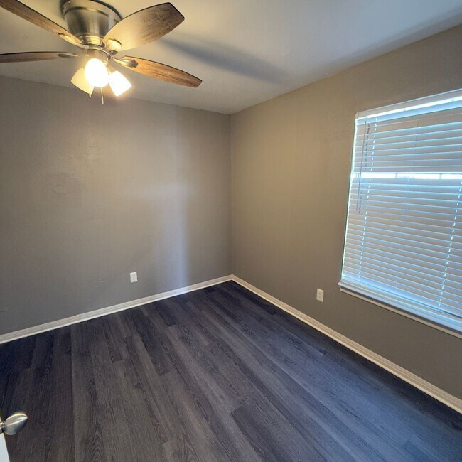 Building Photo - $500 Off 1st Full Month!* All Utilities In...