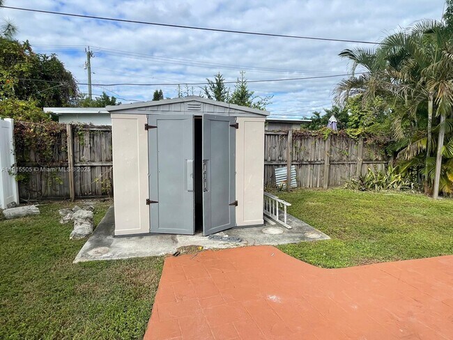 Building Photo - 5805 Moseley St