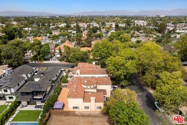 Building Photo - 5029 Lemona Ave