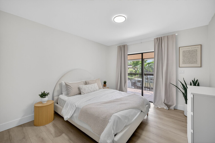 Guest Bedroom queen bed - 261 Deer Creek Blvd