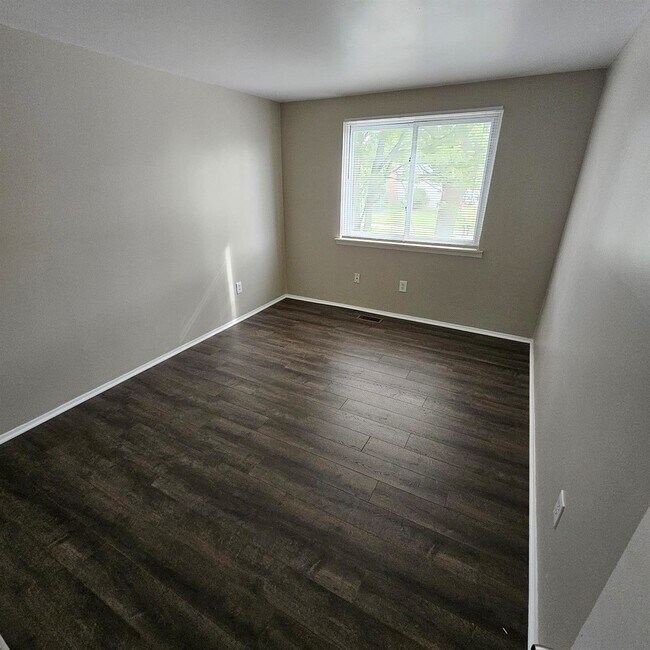 Building Photo - 4 bedroom, 2.5 bath, 2 car garage colonial...