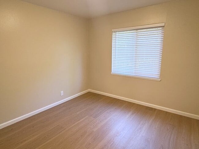 Building Photo - Cute 3 Bedroom Home Close to Shopping