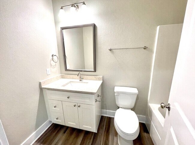 Building Photo - 710 Vassar Ct