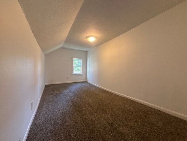 Building Photo - Available now 2 bedroom 1 bath with bonus ...