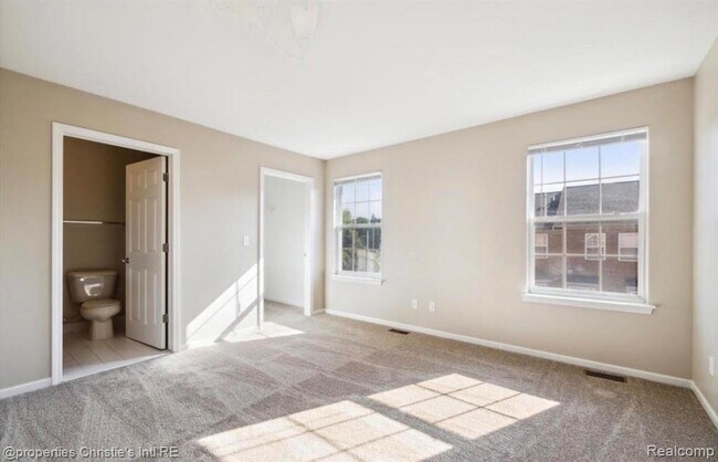 Building Photo - 22089 Parkview Dr