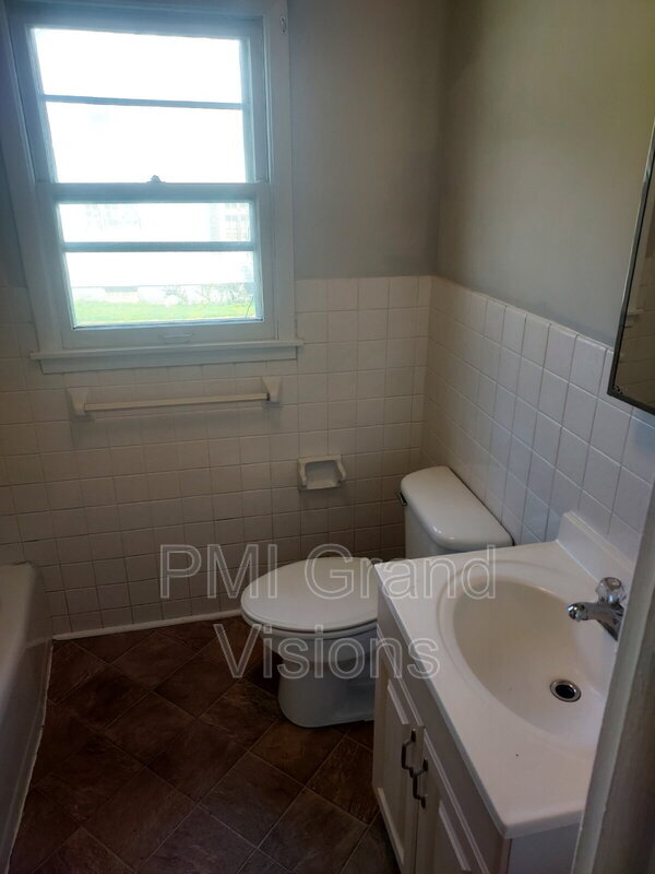 Building Photo - 340 N Monroe St