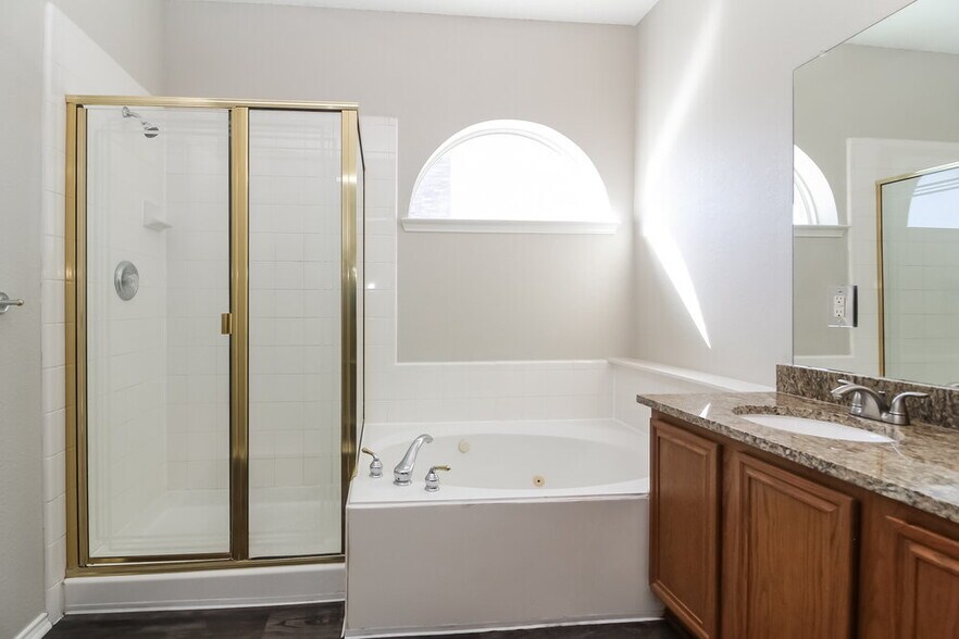 Building Photo - 505 Summertree Ln