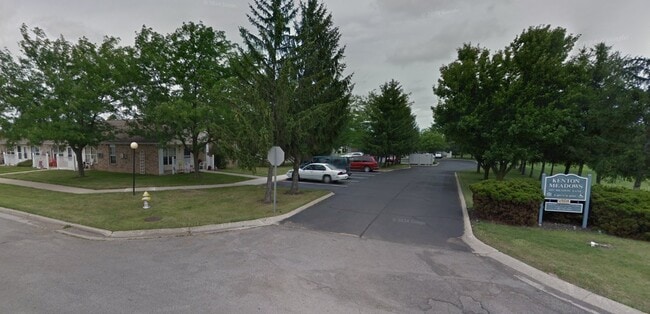 Building Photo - 995 Meadow Ln