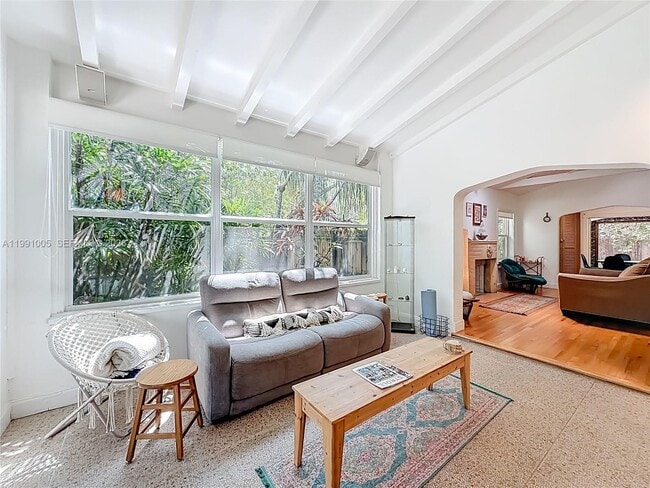 Building Photo - 1419 NE 4th Ct