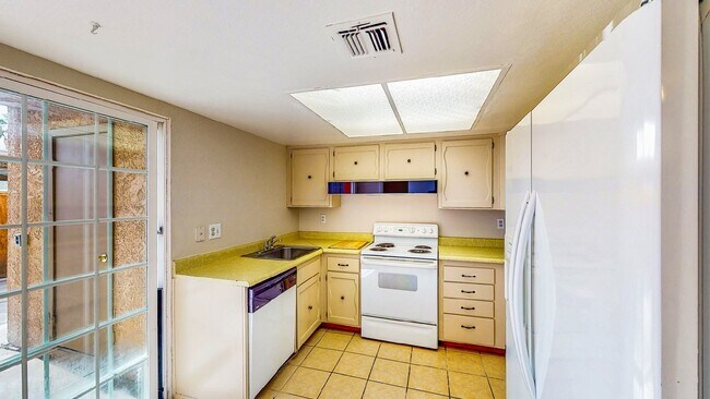 Building Photo - 2 BEDROOM 1 1/2 BATH TOWN HOME
