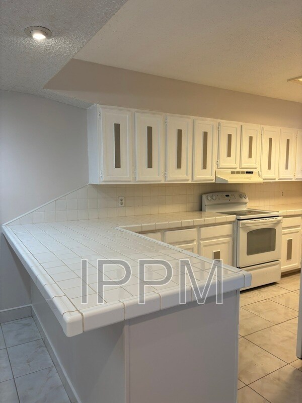 Building Photo - 1500 Palm Valley Dr W