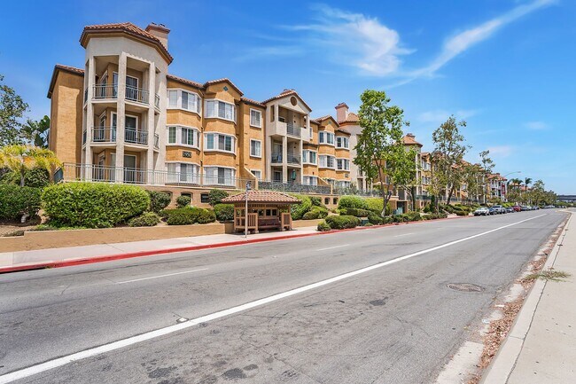 Building Photo - Stylish Furnished 2BR/2BA Condo with Resor...
