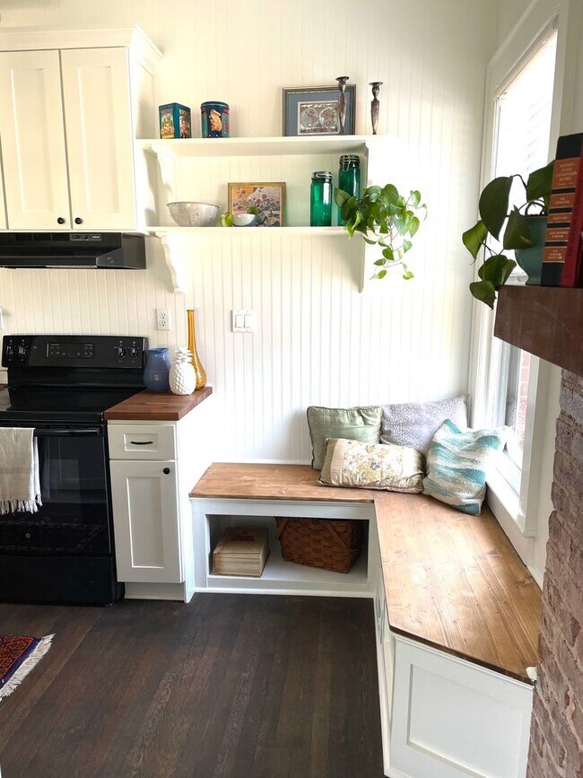 Building Photo - Renovated Historic One Bedroom Apartment D...