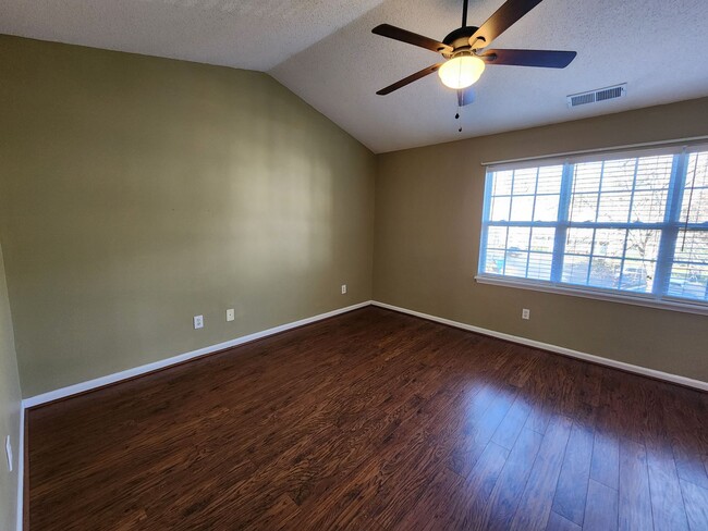 Building Photo - 2 Bedroom Townhome in Huntington Ridge