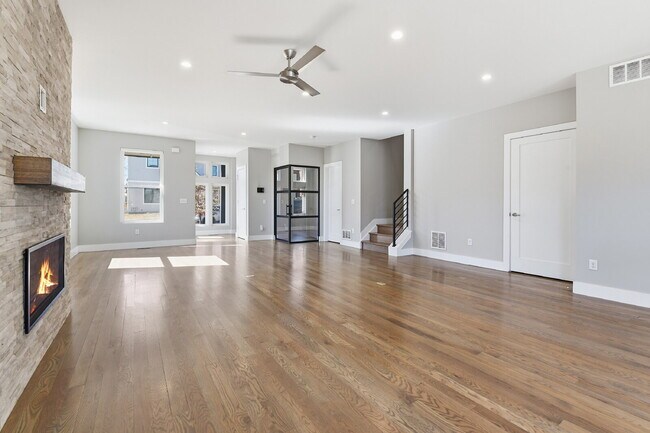 Building Photo - $5,640.95, $300 off the first month's rent, 4 Beds - 5 Bath, Townhouse in Denver with Office!