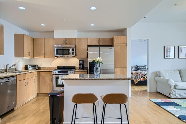 Building Photo - 2-BDR Retreat with Rooftop Pool & Gym