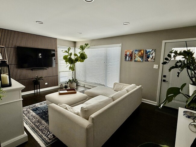 Building Photo - 355 N 2nd Ave