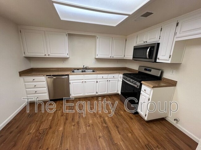 Building Photo - 4042 W Meadow Ave