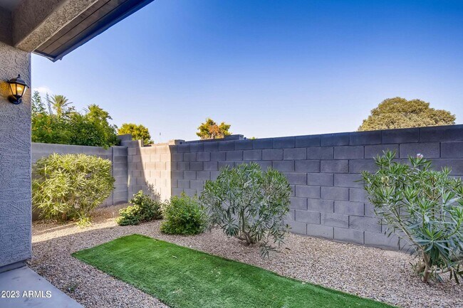 Building Photo - 3043 N 33rd Pl