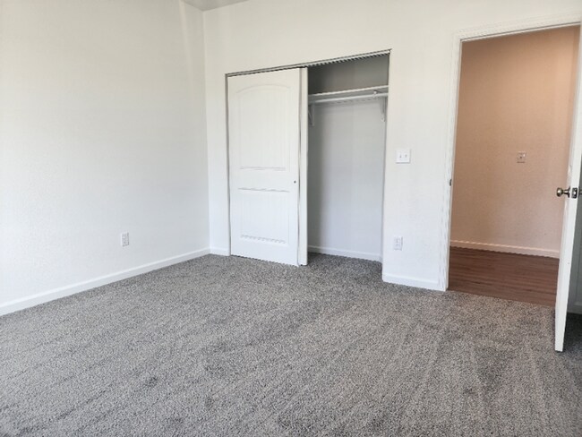 Building Photo - 710-712 E Hahns Peak