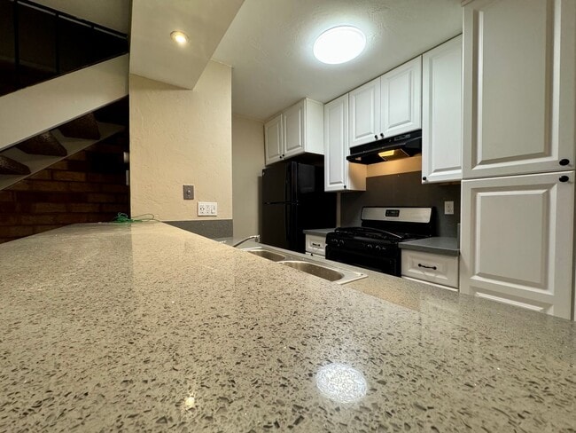 Building Photo - Cozy condo in Auburn