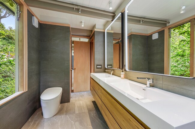 Building Photo - 285 Bayview Ave