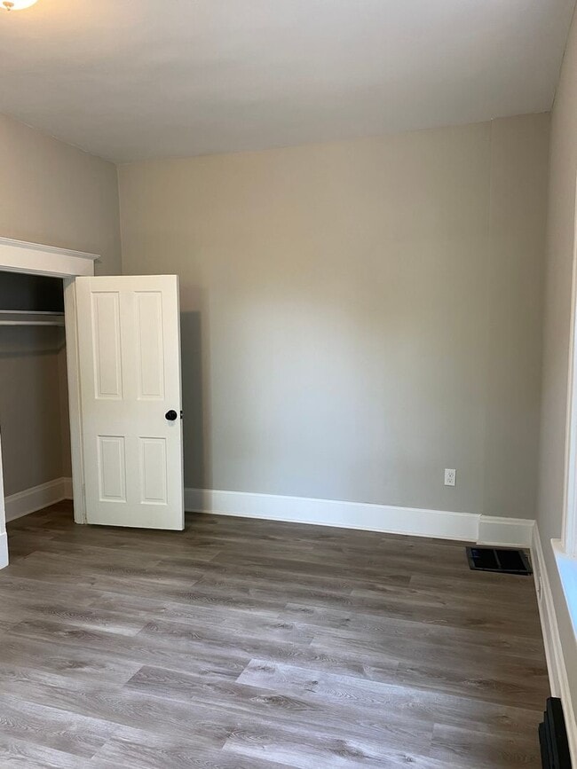 Building Photo - Available July 2026: Spacious 4 bed in North College Hill