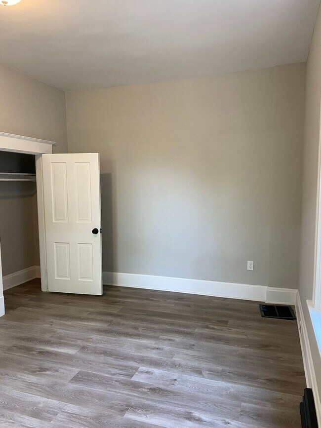 Building Photo - Spacious 4 bed in North College Hill