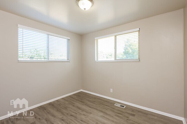 Building Photo - 180 Millerberg Dr