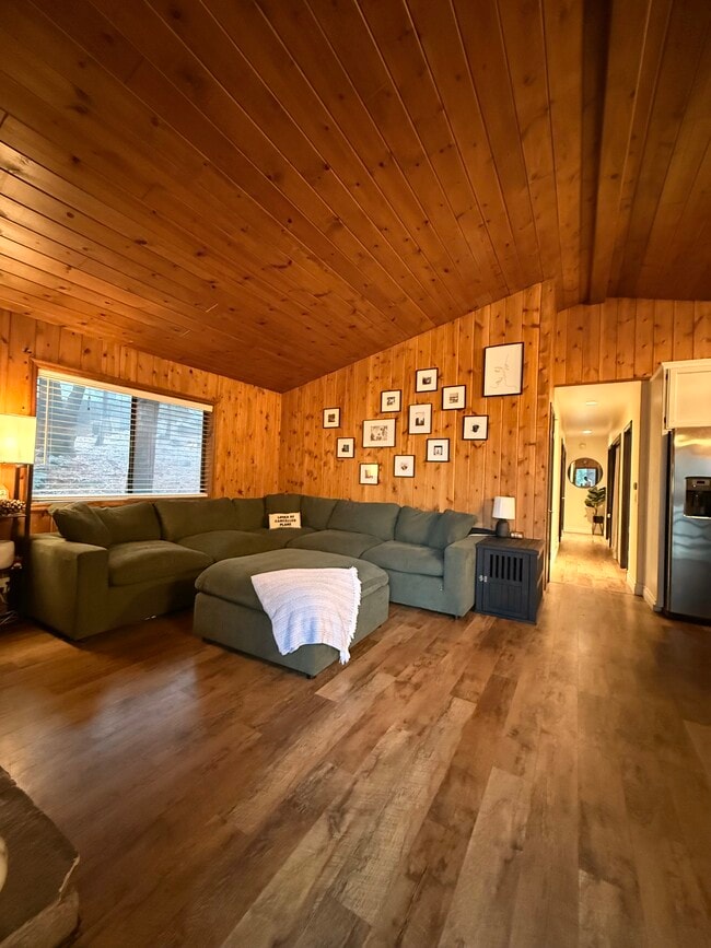 Building Photo - 27464 Meadow Dr