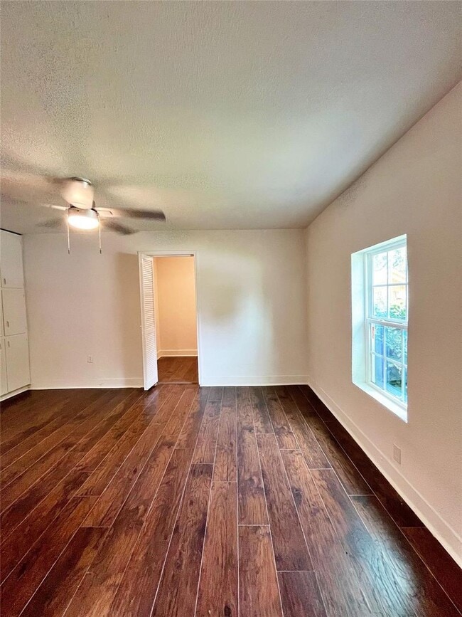 Building Photo - Remodeled 2 Bedroom, 2 Bath Home Reay for New Tenants- Lots of Storage- Near Historic Riverside- ...