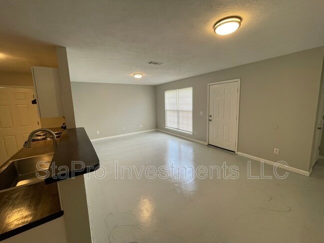 Building Photo - 106 Village Pl