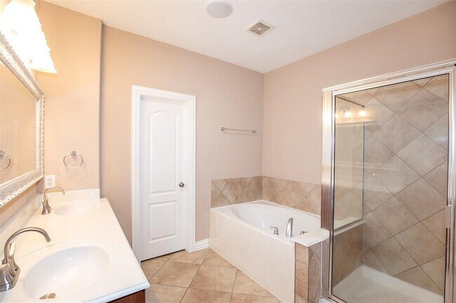 Building Photo - 2747 Villa Bella Ct