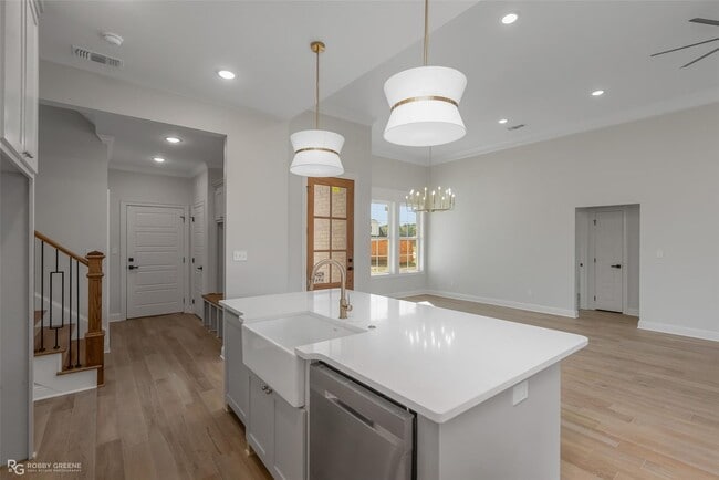 Building Photo - Modern 4 Bedroom / 3 Bath Home