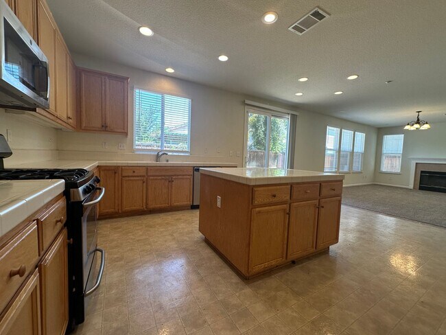 Building Photo - Gorgeous 3 Bed / 2.5 Bath Home in Desirabl...