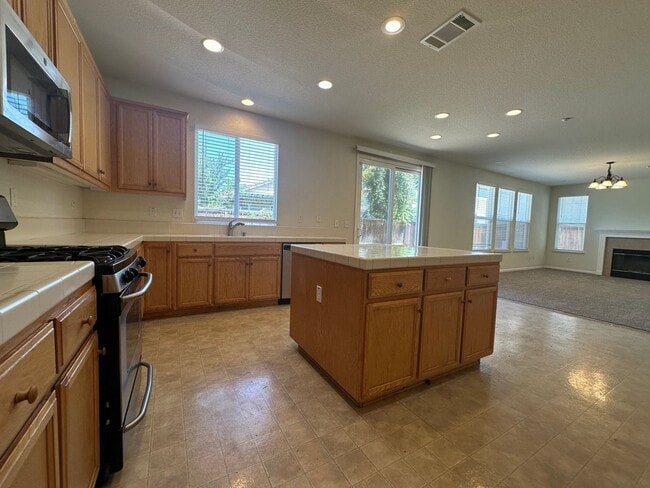 Building Photo - Gorgeous 3 Bed / 2.5 Bath Home in Desirable Rose Garden Community!