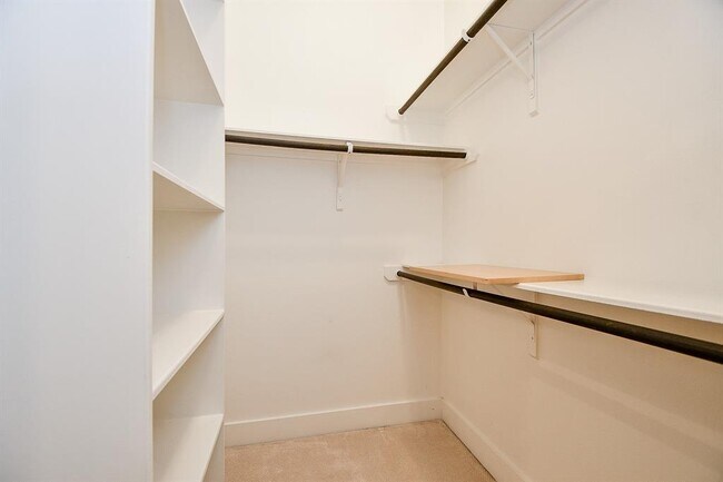 Building Photo - 70 N Hutcheson St