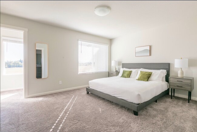 Building Photo - 7743 SE Kinnaman St